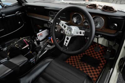 日産 スカイライン2000GT-R:インパネは35年の保有期間の間に補機が増えたそうだ。現在はチェックマンのステアリングだが、時々ダッツンコンペにしたりと楽しんでいる