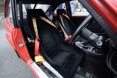 トヨタ カローラ レビン：バケットシート、フルハーネス、ロールケージを備えた室内。リアのセンターにあるケージが当時らしい