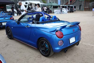 ダイハツ コペン：内外装ともに青系パーツをふんだんに装着し、個性的なカスタムに注力している