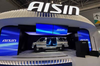 アイシンは、ガラスとシート以外のクルマ部品はほぼここで作られていますが、トヨタの「ハイラックスサーフ」に最新技術を盛り込んでアピールしていました