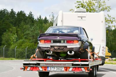 1970年代の初代セリカが積車に載せられていました。オーバーフェンダーが時代を偲ばせますね