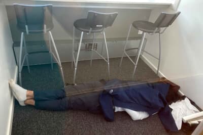 空いているテレビコメンテーター用のブースで寝る人も