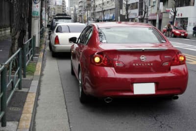 慌てずに道路の左側にクルマを停止させる