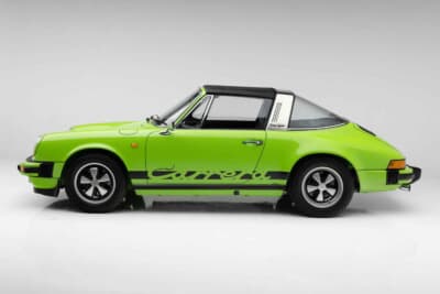 30万2000ドル(邦貨換算約4450万円)で落札されたポルシェ「911カレラ 2.7タルガ」(C)Courtesy of RM Sotheby's