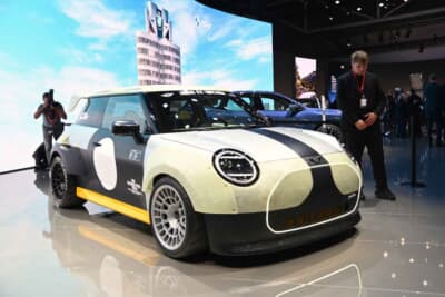 ミニはDeus Ex Machinaと共同でJCWを展示。Deus Ex Machinaはオーストラリアのライフスタイルブランドとのこと