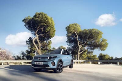 シトロエンC3ハイブリッド:従来にない造形の3ポイントシグネチャーライト採用のフロントフェイス