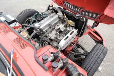 トライアンフ スピットファイアMk3:ボンネットはフェンダーと一体となって大きく開くため、整備性は良好である。1296ccにSU製ツインキャブレターを装着し、75psを発生する