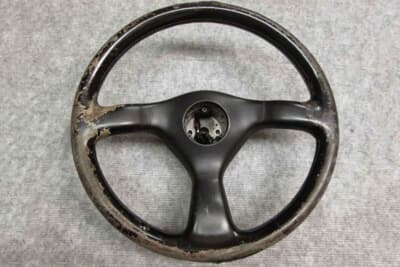 身体に触れるシートやステアリング、シフトノブなどは摩擦によってヘタリが進みやすい