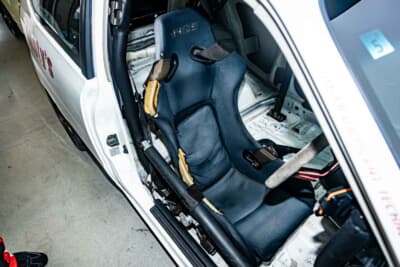 スズキHA23V型アルト:各部が擦り切れたバケットシートは、サーキットを走り始めたころから使っている年代物である