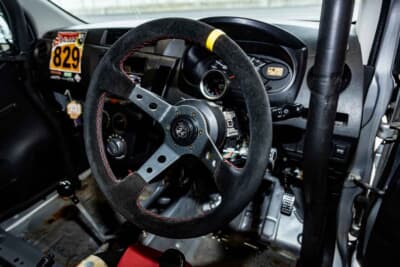 ダイハツ ミラ：ロールケージにフルバケットシートなど、室内はレギュレーションに沿ったオーソドックスな作りだ。不要な内装はすべて剥がし軽量化している