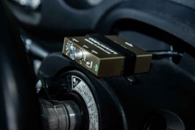 ダイハツ エッセ：ステアリングのコラムには調整機能を持つサブコンをセットしている。3つのモードを切り替え可能だ