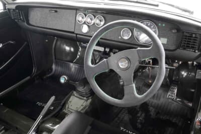 トヨタ カローラレビン:大型のタコメーターをセンターに配置するなどレーシングモデファイされたインパネ