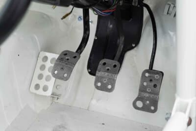 ロータス コーティナMk1シリーズ1:ペダルは操作性を高めるために、大きめのスパルコ製のプレートが後付けされていた