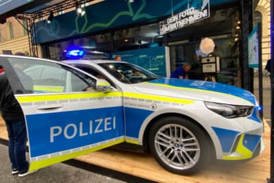 バイエルン州の警察に採用されたBMWのEV車両は、警察官の方と一緒に載って記念撮影ができるそうです