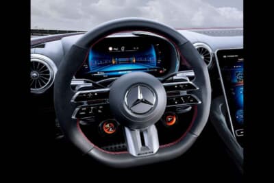 メルセデスAMG GT63 PRO 4MATIC+クーペ：多彩なインフォテインメントシステムを集約したコクピットはラグジュアリースポーツの極みでもある