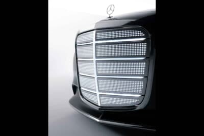 メルセデスベンツ・ビジョン・アイコニック:幅広いクロームフレーム、スモークガラスの格子構造、輪郭を強調しスリーポインテッドスター内臓の照明で伝統とデジタルモダンを融合