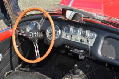 ディムラー SP250：インパネまわりはシンプルなデザイン