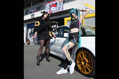 コスプレイヤーたちも引っ張りだこです