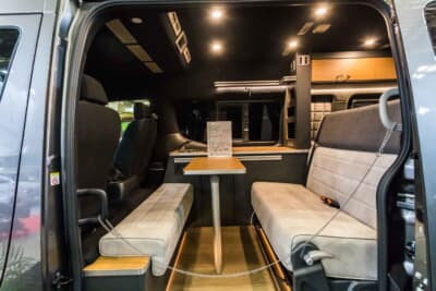 日産 キャラバン:セカンドシートはソファとしても使用できる