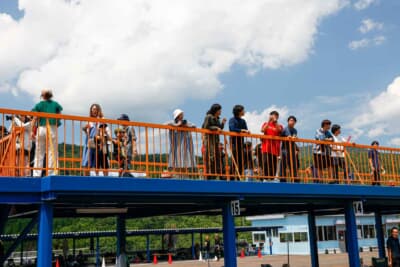 ピット上の観覧席からは、最終コーナーを除き全体が見渡せるのもリンクサーキットの魅力だ