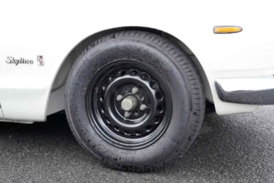 日産 スカイライン2000GT-R:RSワタナベの装着率が高いため、純正スチールホイール風のスーパーRAPを選択した。黒いカラーで違和感なくフィット