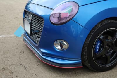 ダイハツ コペン：フロントやサイドは汎用のラバーリップを備え、低さを追求した