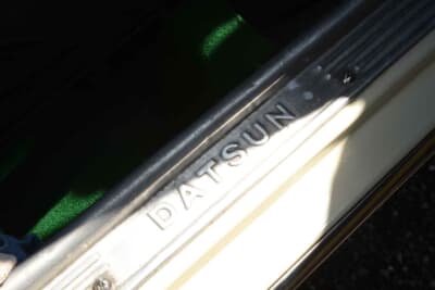 ダットサン ブルーバード 1600SSS クーペ:スカッフプレートには「DATUN」のロゴが入る