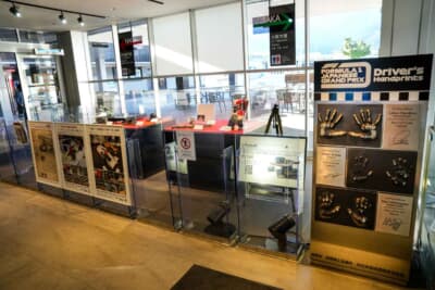 鈴鹿PA:3種類のエンジン模型は現在、モータースポーツの魅力発信スポット、新東名高速道路・鈴鹿パーキングエリア「PIT SUZUKA」地域資源PRコーナー(鈴鹿PAは高速道路の利用者以外も入場可能)にて、実際にF1で使用されたエンジンパーツとともに展示中