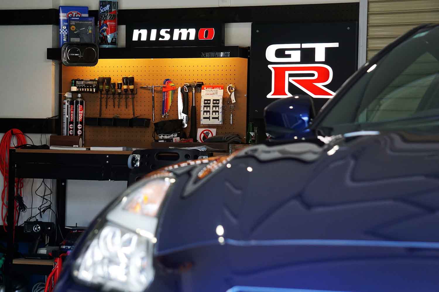 日産「GT-R」と「Z」のエンブレムが“映える”LEDディスプレイ！ | AUTO