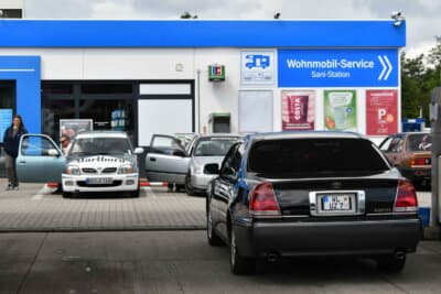 ライスブレンネンのアウトバーン入り口にあるガソリンスタンドでは日本車の給油で大騒ぎ