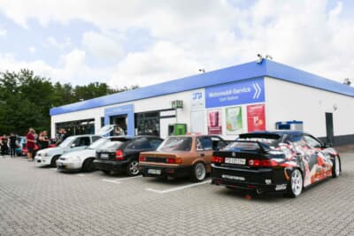 ガソリンスタンドでもライスブレンネン状態で、お互いの自慢の日本車談義が始まります