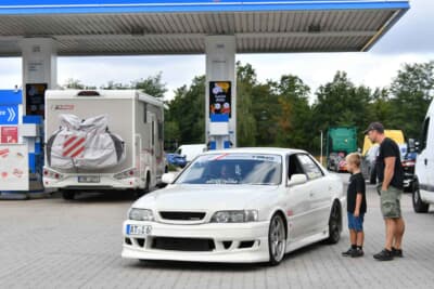 ねぇねぇ、このトヨタ、なんてクルマ?おせーて!と親子でオーナーに聞いているんでしょうか