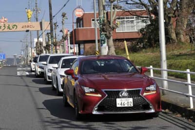 慌てずに道路の左側にクルマを停止させる