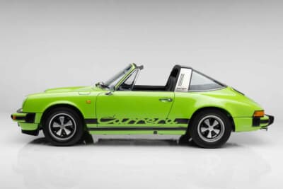 30万2000ドル(邦貨換算約4450万円)で落札されたポルシェ「911カレラ 2.7タルガ」(C)Courtesy of RM Sotheby's