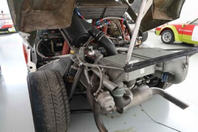 ランチア デルタS4:ほぼ水平にマウントされた大型のインタークーラーが目立つデルタS4のエンジンルーム