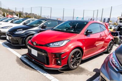 トヨタ GRヤリス:エモーショナルレッドIIのボディカラーにTOM'Sのエアロを装着したコンプリートモデル