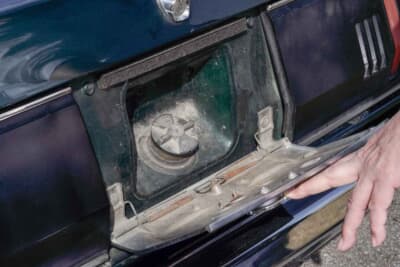 トヨタ セリカ2000GTリフトバック：リヤの中央にあるエンブレムの裏側に給油口があるクルマは最近では少ないので、初めて行くガソリンスタンドで驚かれるそうだ