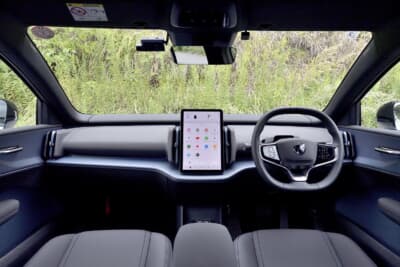 EX30 Plus Single Motor:ダッシュボードまわりの素材がデニムとシンプルになる