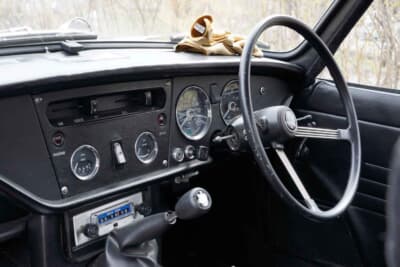 トライアンフ スピットファイアMk3:視認性の良いインパネ。シフトレバーはセンターコンソール部分から生えている。ちなみに1速ギヤにシンクロが備わるのはMk4モデルからとなる