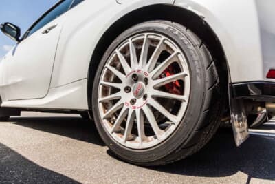 トヨタ GRヤリス:ホイールはラリーファンには定番のOZスーパーツーリズモをチョイス。サイズは18×8J+45で、これに標準よりワンサイズ大きくGRMNヤリスと同じ235/40R18サイズのタイヤを装着する