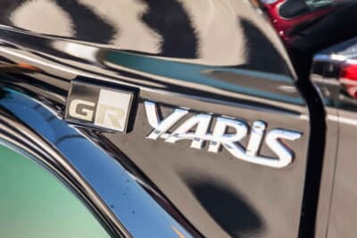 トヨタ GRヤリス：、通常のGRロゴはブラック/レッドの地に白い文字となるが、このクルマに備わるバッジは全てブラック/ホワイトの地にラッピングカラーと同じグリーンの文字となっている
