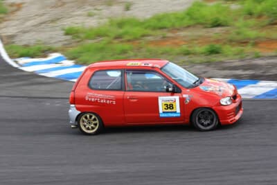 初代のHA23型アルト。カラーリングもほぼフロントだけと現在に比べれば控えめな印象だ