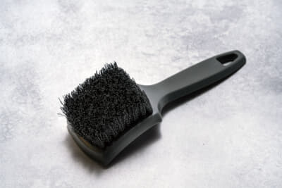 EWEL GRタイヤクリーニングブラシ ¥600■用途:タイヤ、フェンダーライナー内などの汚れ除去■材質:本体、ブラシともにPP■サイズ(mm):長さ210×幅65×高さ60(グリップ部:幅28×高さ10)