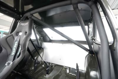 トヨタ カローラレビン:内装は取り外された室内にはロールケージが備わる。トランクとの隔壁もアルミパネルで仕切られており、レーシングカーさながらのモデファイである