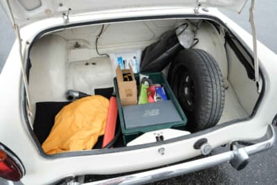 ヒルマン ミンクス シリーズⅤ:外出時のトラブルにも対応できるように、ある程度の消耗部品は常にトランクに積んで、携行している