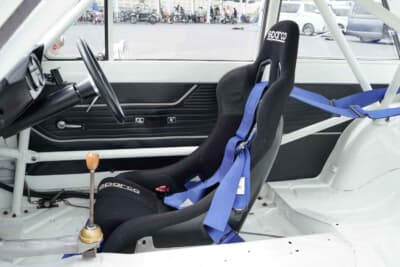 ロータス コーティナMk1シリーズ1:シートはスパルコ製のフルバケットで、ルークの4点式ハーネスが組み合わされている