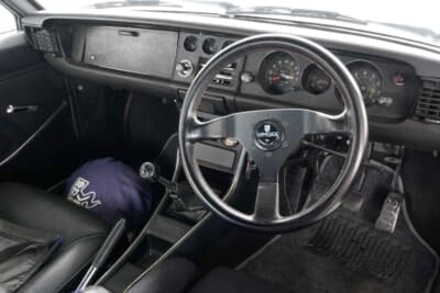 トヨタ スプリンター トレノ:今回のようなスポーツドライブも楽しむため、ステアリングのみモモ製に変更。他はノーマル状態を保ったインパネである