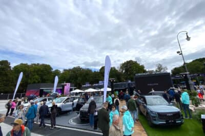 ケーニヒ広場には馴染みのないEVメーカーが数多く並んでいました