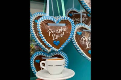 ポルシェではコーヒーが無料で配布されていて、歩き疲れて休憩したときには大変嬉しかったです