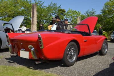 ディムラー SP250：ディムラー初の本格的スポーツカーにして、最後の自社オリジナル設計のクルマとして知られている